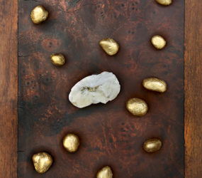 Stones & gold on wood • 26x21cm • More pic. > GALLERY MIXED TECHNIQUES
